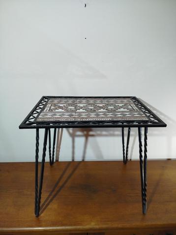 Vintage bijzettafel-smeedijzer+tegelblad geometrisch patroon beschikbaar voor biedingen