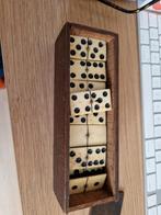 Oud kistje met domino stenen zie foto, Vijf spelers of meer, Ophalen of Verzenden, Gebruikt