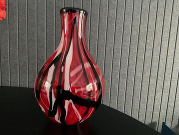 Decoratieve Glazen Vaas - Rood, Zwart, Wit beschikbaar voor biedingen