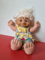 Grote Vintage Meisjes Trol Knuffel jaren 1990 met kleding, Gebruikt, Trol, M, Ophalen of Verzenden