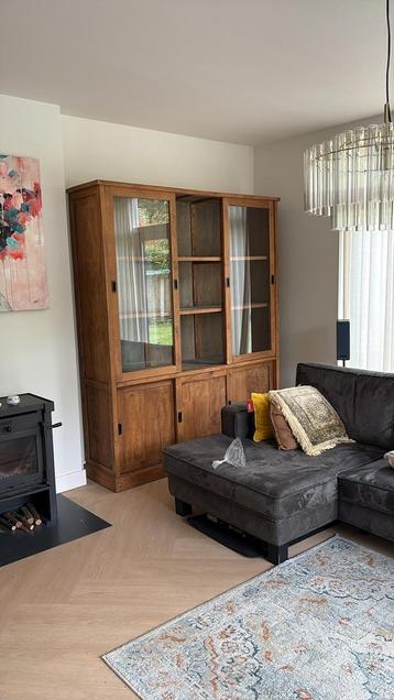 Buffetkast met Glas beschikbaar voor biedingen