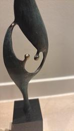 Artihove: Elkaar op handen dragen” verbronsd beeld 30 cm, Antiek en Kunst, Ophalen of Verzenden