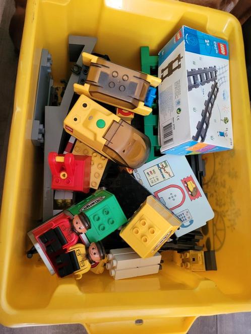 Krat bak vol treinrails en trein plus wagons, Kinderen en Baby's, Speelgoed | Duplo en Lego, Gebruikt, Ophalen of Verzenden