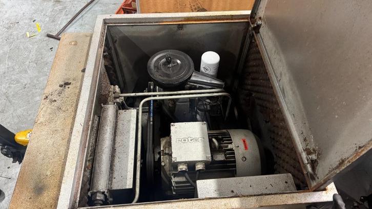 Creemers Schroefcompressor (1986) met 1000L Tank, Zakelijke goederen, Machines en Bouw | Pompen en Compressoren, Ophalen