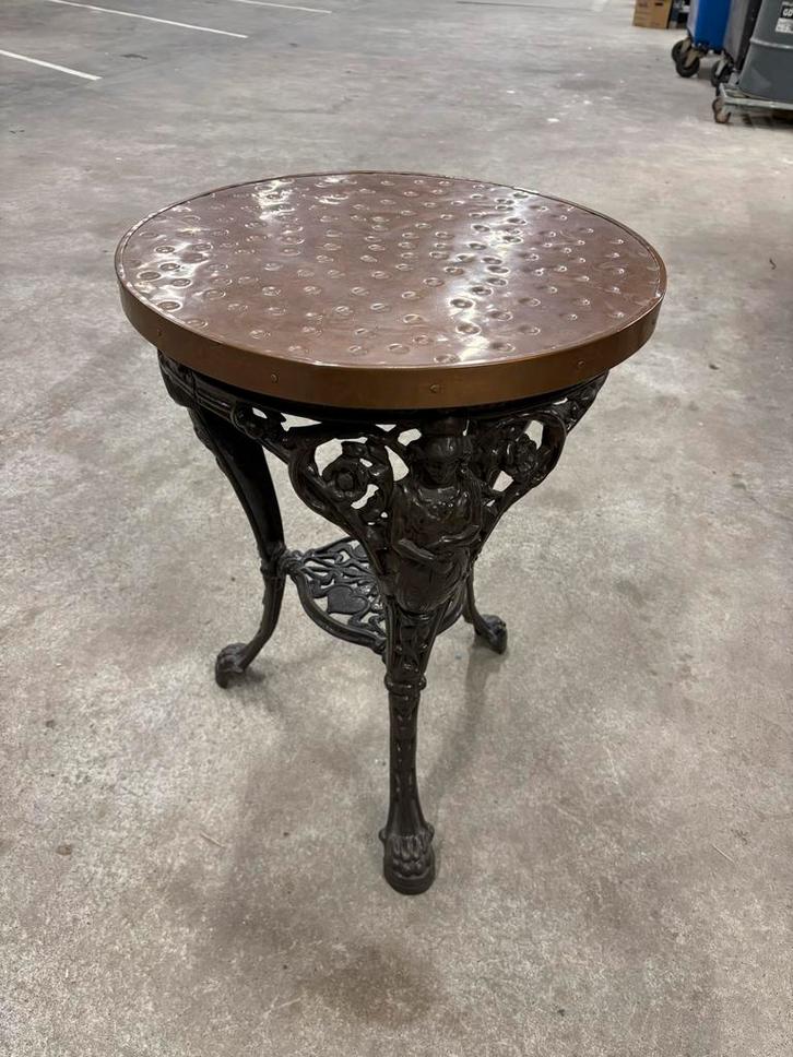 Gietijzeren bijzettafel met koperen blad, Antiek en Kunst, Antiek | Meubels | Tafels, Ophalen of Verzenden
