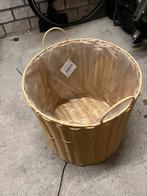Leuke gevlochten mand voor binnen en buiten - bloempot, Huis en Inrichting, Woonaccessoires | Schalen en Manden, Ophalen, Mand