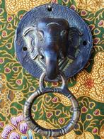Mooie zware antieke Oosterse hanger met olifantenkop 13 cm.