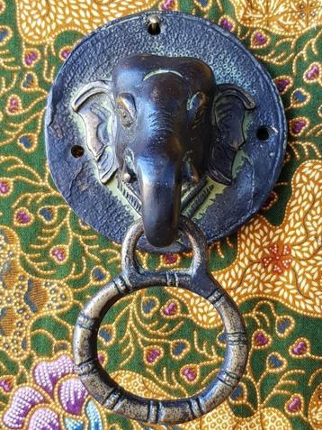 Mooie zware antieke Oosterse hanger met olifantenkop 13 cm. beschikbaar voor biedingen