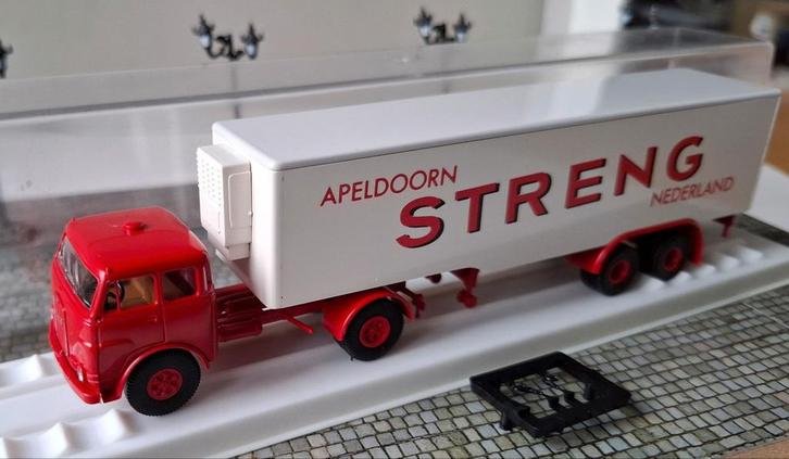 Brekina 7814 MAN 10.212 + oplegger Streng Apeldoorn, 1/87, Hobby en Vrije tijd, Modelauto's | 1:87, Zo goed als nieuw, Bus of Vrachtwagen