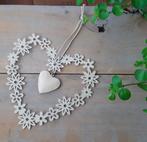 Brocante metalen hanger - wit hart van bloemen met hart erin, Antiek en Kunst, Ophalen of Verzenden