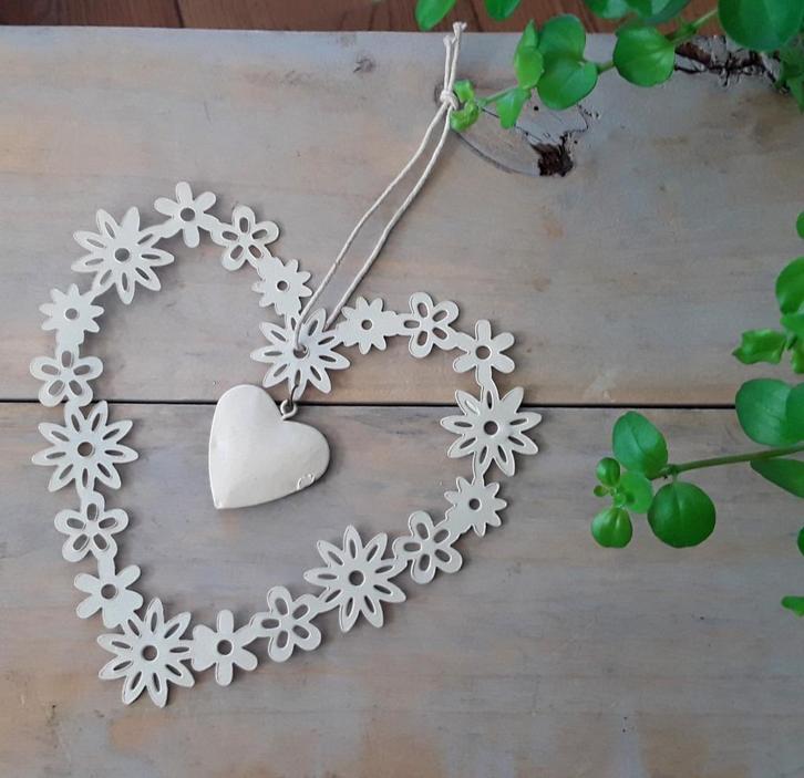 Brocante metalen hanger - wit hart van bloemen met hart erin, Antiek en Kunst, Curiosa en Brocante, Ophalen of Verzenden