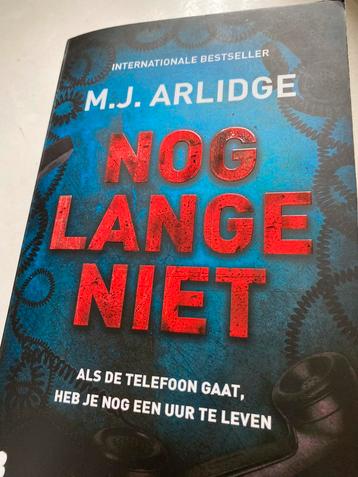 M.J. Arlidge - Nog lange niet. Gesigneerd!
