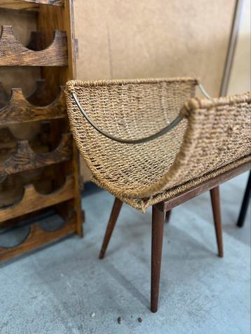 Vintage rotan tijdschriftenrek met metalen handgrepen beschikbaar voor biedingen