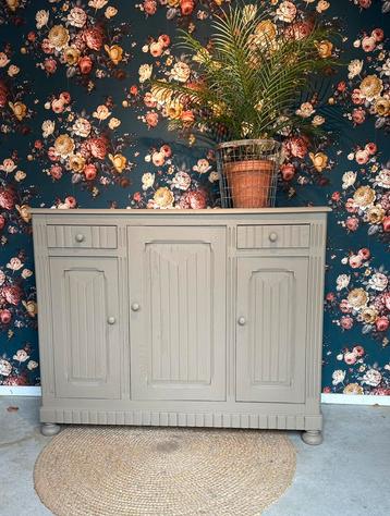 Brocante kast - dressoir - beige / zand kleur beschikbaar voor biedingen