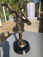 Bronzen sculptuur van een gepantserde vrouw op marmer voet, Ophalen of Verzenden, Brons