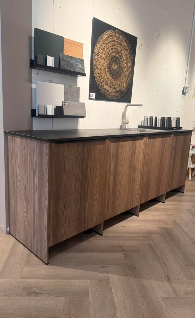 Showroom keuken walnoot, Huis en Inrichting, Keuken | Keukenelementen, Nieuw, Minder dan 100 cm, 200 cm of meer, 50 tot 75 cm