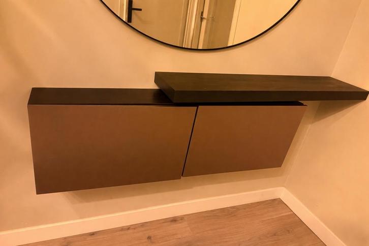 Besta kast zwartbruin met bronzen deurtjes, Huis en Inrichting, Woonaccessoires | Wandplanken en Boekenplanken, Gebruikt, Ophalen