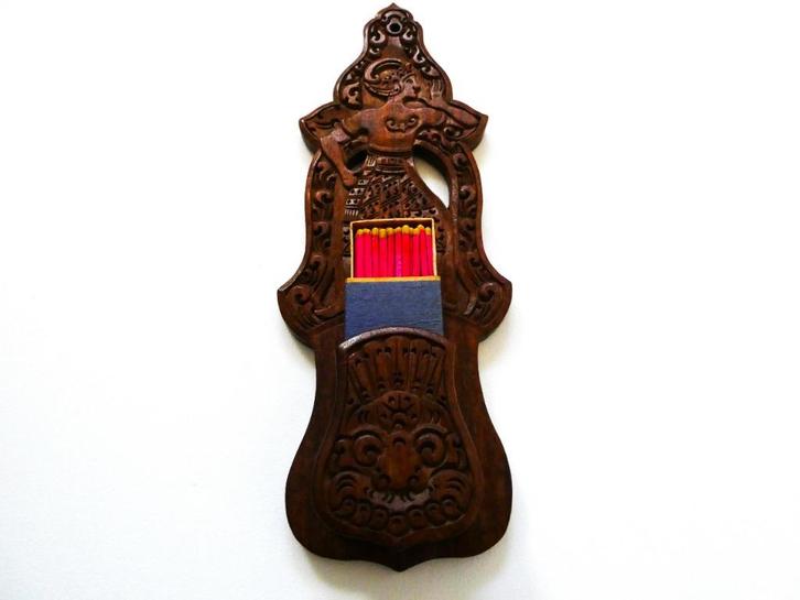 Een houtgesneden luciferhouder met Wayang figuur., Antiek en Kunst, Kunst | Niet-Westerse kunst, Ophalen of Verzenden