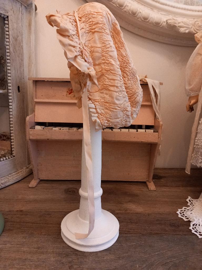 Brocante witte houten hoeden standaard 42 cm., Antiek en Kunst, Curiosa en Brocante, Ophalen of Verzenden