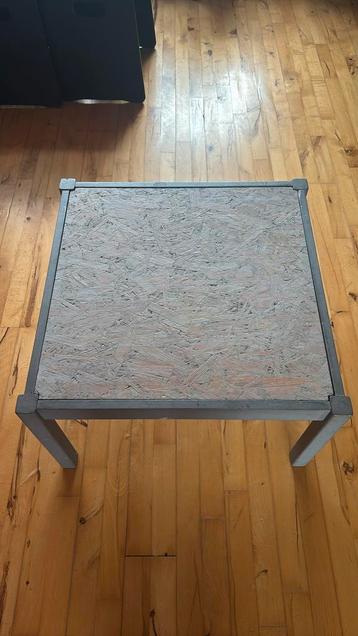 Gratis grijs bijzettafeltje beschikbaar voor biedingen