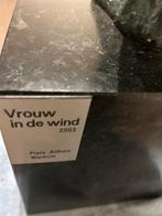 Vrouw in de wind - Piets Althuis sculptuur, Antiek en Kunst, Kunst | Beelden en Houtsnijwerken, Ophalen of Verzenden