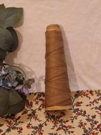 Restant dik bruin garen op klos/karton., Hobby en Vrije tijd, Naaien en Fournituren, Verzenden, Gebruikt, Garen of Naald(en)