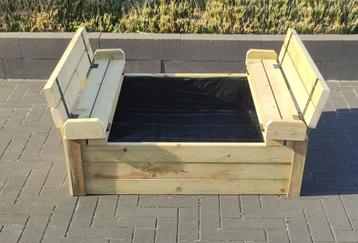 Zandbak met bankjes beschikbaar voor biedingen
