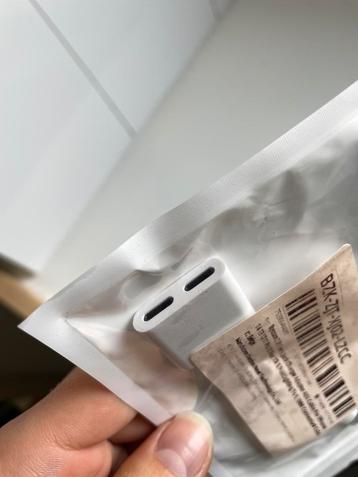 Lightning naar lightning(aux)/lightning(laden) adapter beschikbaar voor biedingen