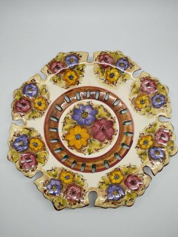 Decoratieve vintage schaal met bloemmotief beschikbaar voor biedingen