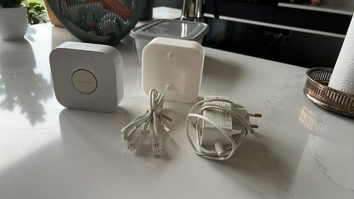 Philips Hue bridge v2 (zigbee) met beugel, Computers en Software, Overige Computers en Software, Zo goed als nieuw, Ophalen