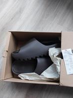 Adidas Yeezy Slide Soot (43), Kleding | Heren, Schoenen, Slippers, Bruin, Nieuw, Ophalen of Verzenden