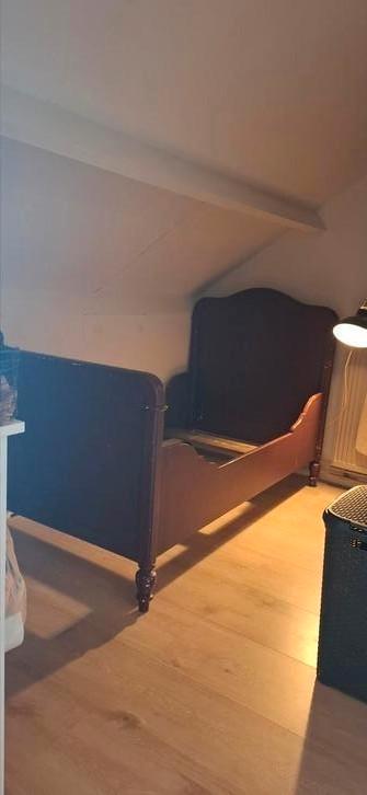 Massief houten bed frame beschikbaar voor biedingen