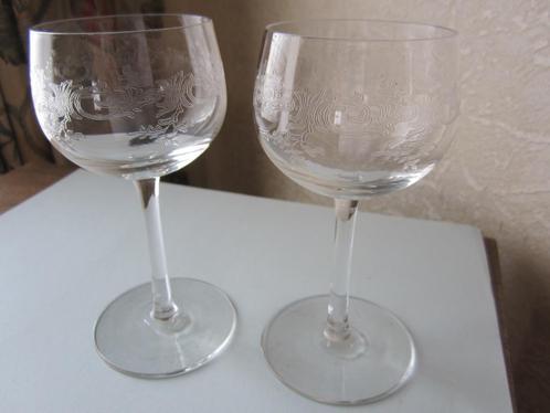 Twee mooie antieke kristal likeurglazen - pantographed fries, Antiek en Kunst, Antiek | Glas en Kristal, Verzenden