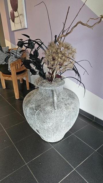 Decoratieve stenen pot beschikbaar voor biedingen