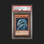 2018 Mega Tins Blue-eyes white dragon PSA 8, Hobby en Vrije tijd, Verzamelkaartspellen | Yu-gi-Oh!, Ophalen of Verzenden, Zo goed als nieuw