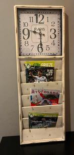 Vintage Wandklok met Tijdschriftenhouder, Huis en Inrichting, Woonaccessoires | Klokken, Ophalen of Verzenden, Gebruikt, Analoog
