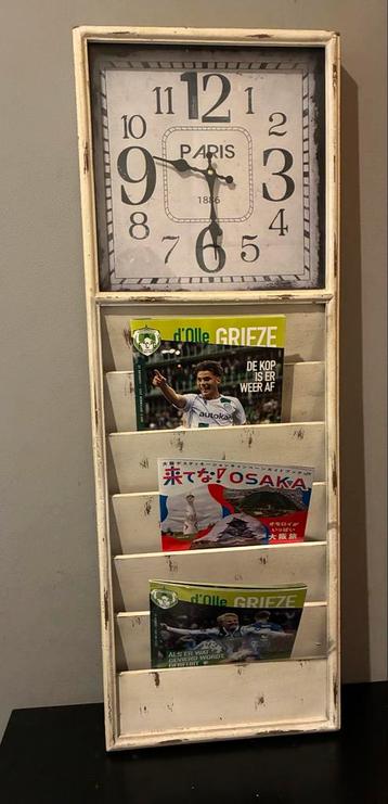 Vintage Wandklok met Tijdschriftenhouder beschikbaar voor biedingen