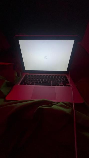 Macbook pro KIJK BESCHRIJVING beschikbaar voor biedingen