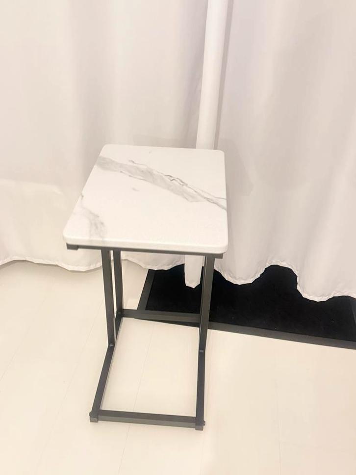 Laptoptafel - Marmer Wit Blad & Zwart Metaal Poten, Huis en Inrichting, Tafels | Bijzettafels, Zo goed als nieuw, Rechthoekig