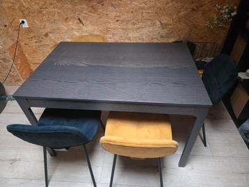 uitschuifbare tafel met 4 stoelen