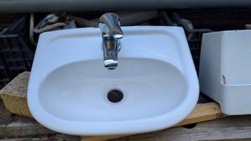 kleine wasbak beschikbaar voor biedingen