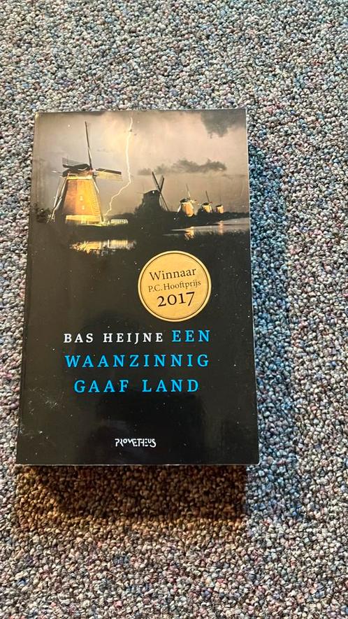 Bas Heijne - Een waanzinnig gaaf land, Boeken, Essays, Columns en Interviews, Zo goed als nieuw, Ophalen of Verzenden
