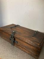 Spaanse vintage kist met ijzeren sluiting, Ophalen of Verzenden