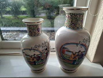 Twee Chinese Vazen beschikbaar voor biedingen