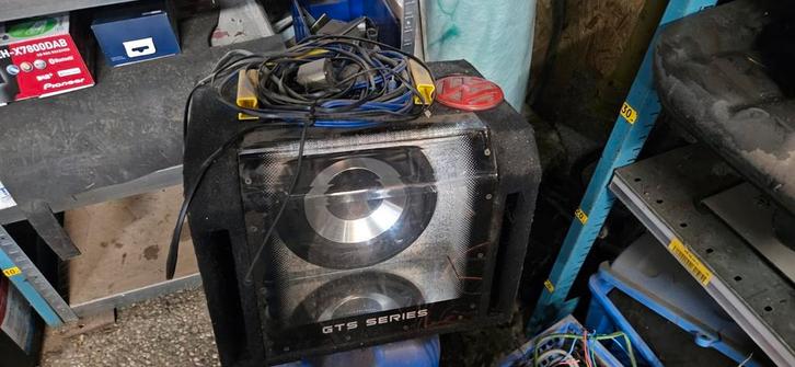 Crunch gts subwoofer met renegade versterker, en kabels, Auto diversen, Autospeakers, Zo goed als nieuw, Ophalen of Verzenden