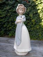 Porseleinen beeld Nao Llandro: Meisje met puppy, Verzamelen, Ophalen, Zo goed als nieuw, Mens