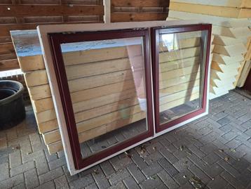 Houten kozijn met 2 ramen + rolgordijnen beschikbaar voor biedingen