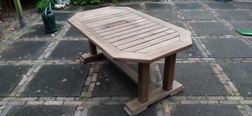 Houten tuin/bijzettafel beschikbaar voor biedingen