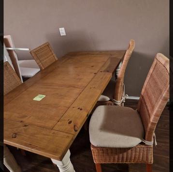 Mooie lichtgrenen, landelijke eettafel met witte tafelpoten beschikbaar voor biedingen