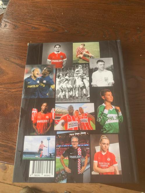 PSV: Met Trots Gedragen - 110 Jaar Shirts, Boeken, Sportboeken, Zo goed als nieuw, Balsport, Ophalen of Verzenden